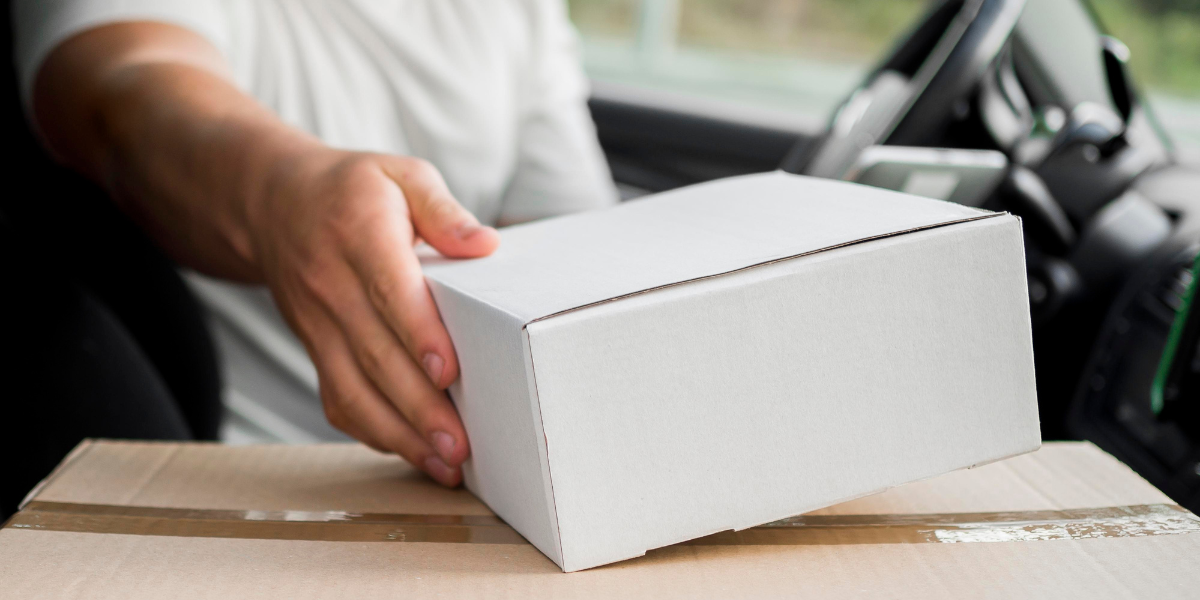 Caixa pequena de papelão – Embalagem prática e econômica para pequenos envios